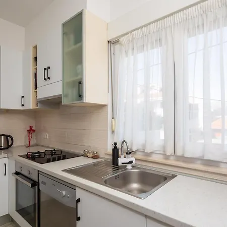 App - Private Parking & Terrace Split