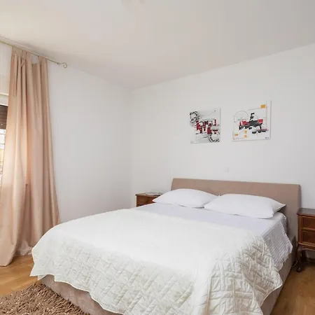 App - Private Parking & Terrace Split
